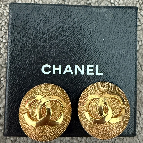 Chanel Authentic Vintage round CC Logo Clip On Earrings - Picture 7 of 9